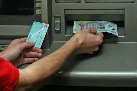 Bancile vor reevalua bonitatea clientilor, iar limita de imprumut a posesorilor de carduri va fi micsorata sau anulata