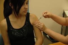 Ministerul Sanatatii anunta ca vaccinarea impotriva cancerului de col uterin (HPV) ar putea fi reluata din primavara