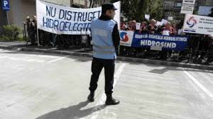 Aproximativ 400 de membri ai sindicatului Hidrosind protesteaza in Piata Victoriei