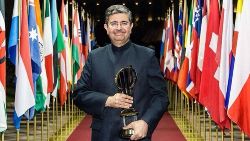 A fost desemnat castigatorul competitiei Ernst & Young World Entrepreneur Of The Year 2013
