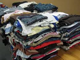 Cum a ajuns afacerea hainelor second-hand donate ca ajutoare o industrie infloritoare